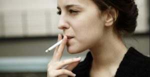 γυναίκα καπνίζει τσιγάρο προλάβεις ρυτίδες μάτια