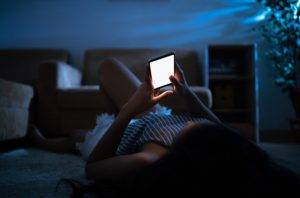 Χρήση κινητού πριν τον ύπνο
