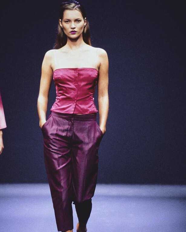 Kate Moss: Η τότε 14χρονη Kate Moss ανακαλύφθηκε από τον πράκτορα Sarah Doukas ενώ καβγάδιζε με τον πατέρα της στο αεροδρόμιο JFK στη Νέα Υόρκη. Ο Doukas τους πλησίασε στην πτήση προς Μεγάλη Βρετανία. Στη δεκαετία του '90, οι συνεργασίες της Moss με τον Calvin Klein της έδωσαν το fashion icon status που έχει σήμερα. @_katemoss 