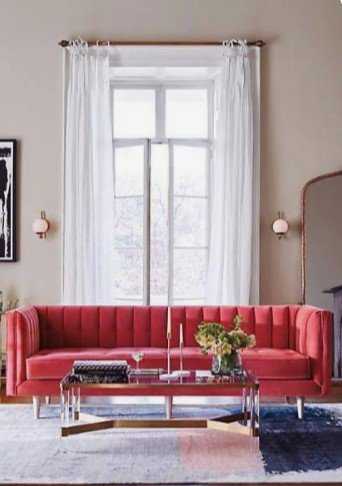 κόκκινος καναπές άσπρη κουρτίνα