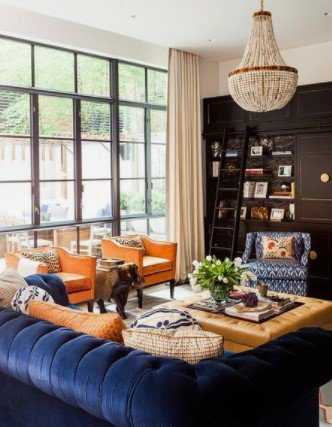 μπλε καναπές με μπεζ κουρτίνα