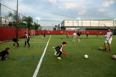 Ο Διονύσης Χιώτης με τους μικρούς τερματοφύλακες στη Nuevo Goalkeeper Academy