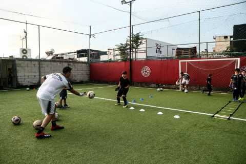 Οι μικροί κάνουν προπόνηση στη Nuevo Goalkeeper Academy